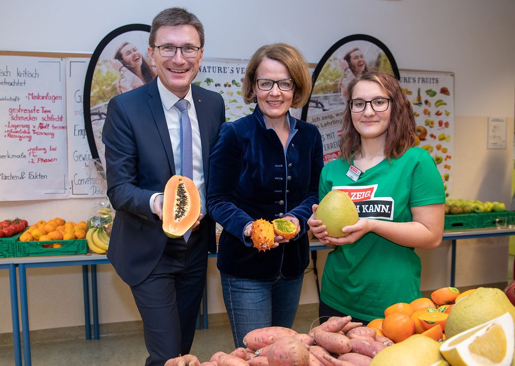 (v.l.n.r.): Spar Geschäftsführer Alois Huber, Bildungs-Landesrätin Christiane Teschl-Hofmeister mit Spar-Lehrling Franziska Kleedorfer (Bildquelle: NLK / Filzwieser)