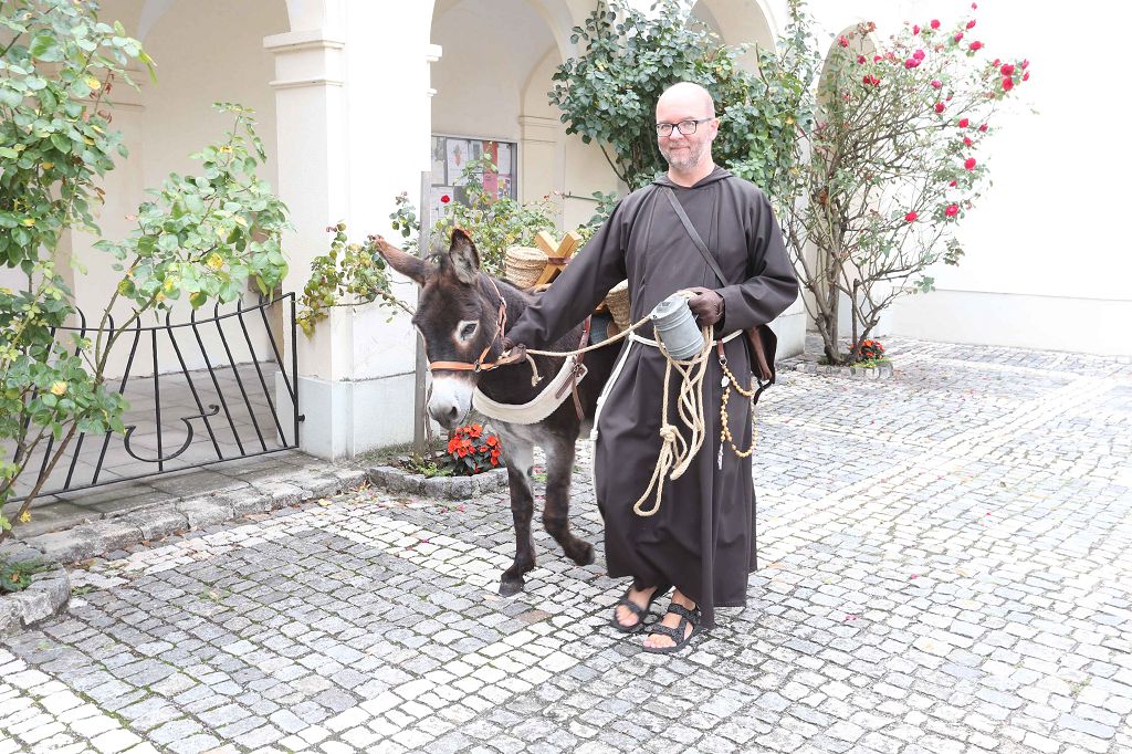Bruder Markus Kowalczuk vom Kapuzinerkloster Wiener Neustadt posiert mit einem Esel als Maskottchen für das Projekt „Christen in Bewegung“ (Bildquelle: Kapuziner)