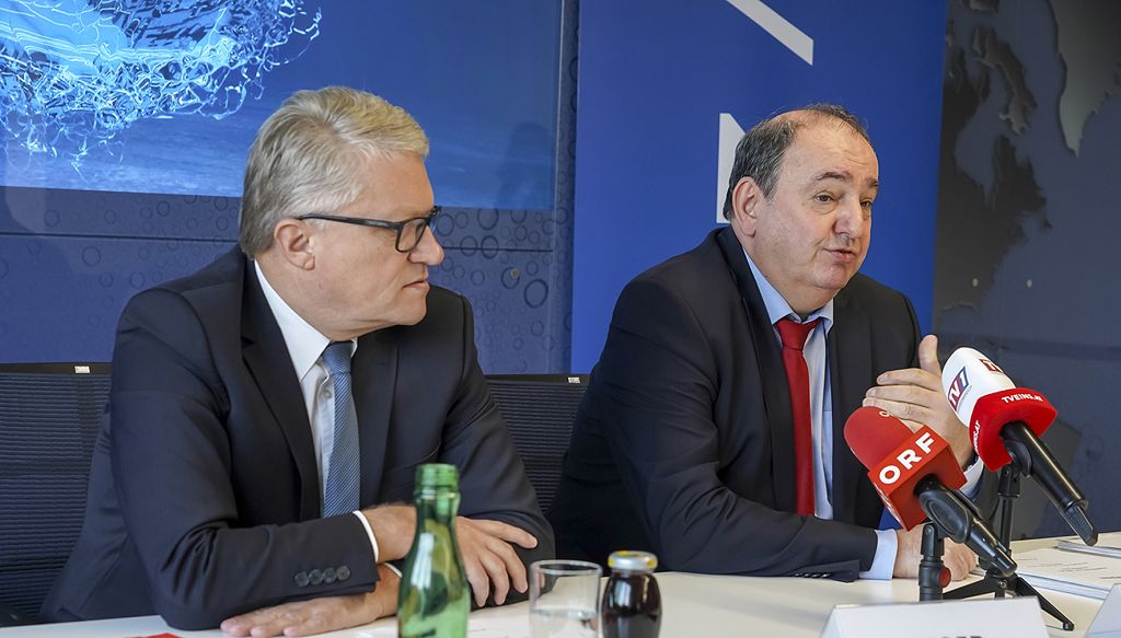 (v.l.n.r.): Bürgermeister Klaus Luger und Generaldirektor DI Erich Haider bei der Pressekonferenz in der neuen Hafendirektion<small> (Bildquelle: Linz AG) </small>