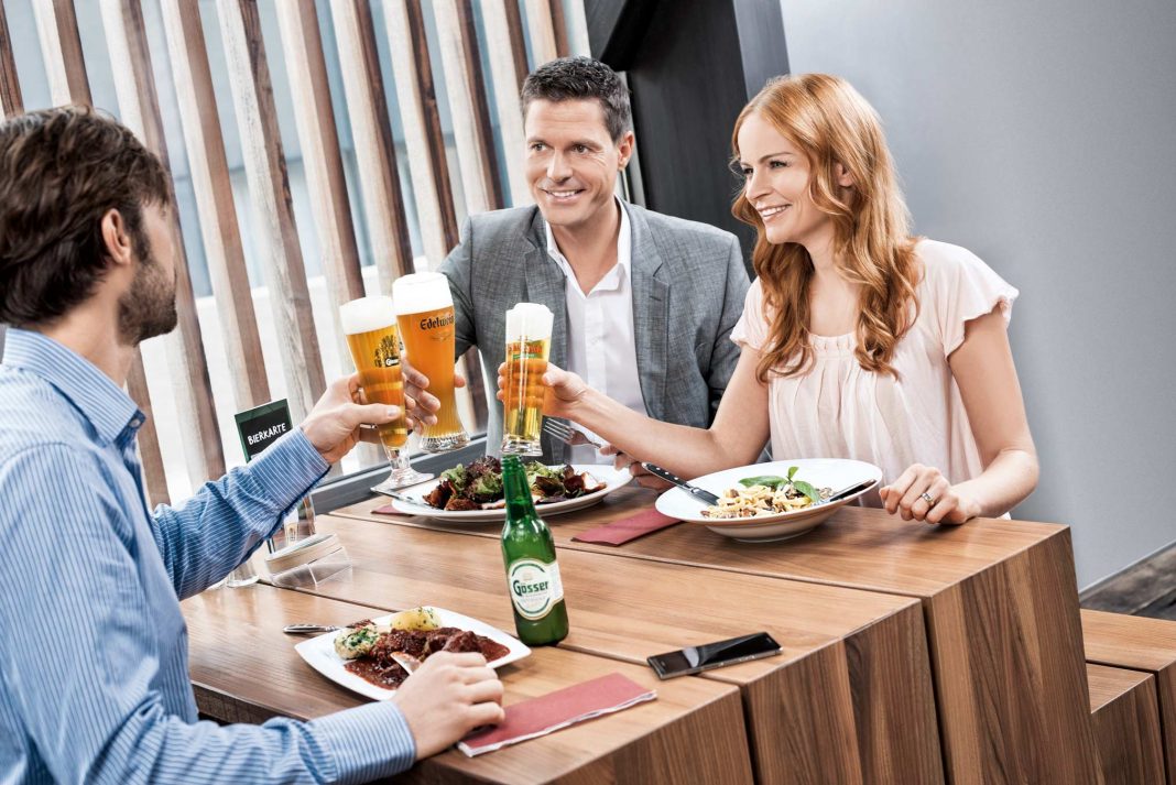 Besondere Anlässe lassen sich auch mit alkoholfreiem Bier feiern und genießen (Bildquelle: Brau Union Österreich)