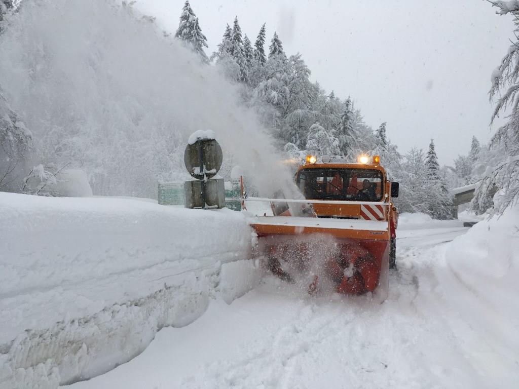 Die Straßenmeisterei Kirchdorf im Einsatz mit der Fräße um die Straßen von Schnee und Eis zu befreien (Bildquelle: Gittmaier StrM Kremsdorf / Land OÖ)