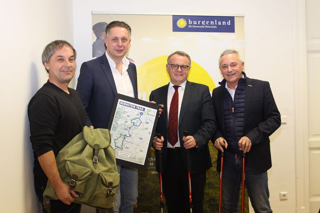 (v.l.n.r.): Mag. Günter Mussnig (CEO Trail Angels GmbH), Tourismuslandesrat MMag. Alexander Petschnig, Landeshauptmann Hans Niessl und Burgenland Tourismus-Geschäftsführer Hannes Anton bei der Präsentation des 1. buchbaren Weitwanderweges „Bernstein Trail“ im Burgenland. (Bildquelle: Burgenland Tourismus)