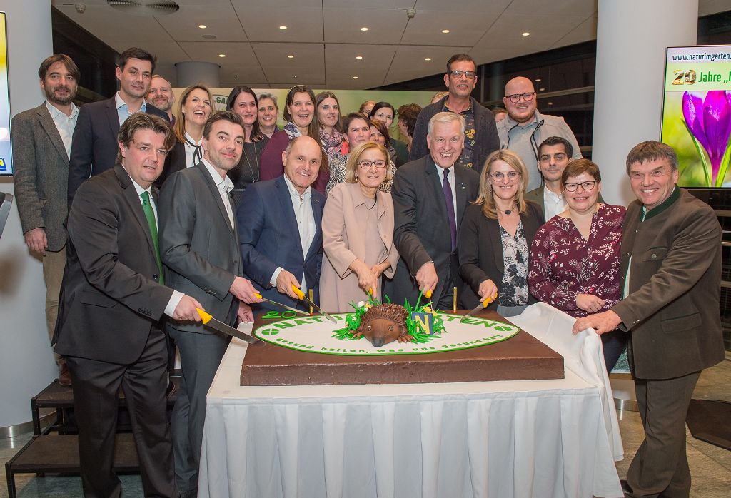 Bei der 20 Jahre „Natur im Garten“ - Feier im NÖ Landhaus (v.l.n.r.): „Natur im Garten“ Geschäftsführer Matthias Wobornik, Obmann Christian Rädler, Nationalratspräsident Wolfgang Sobotka, Landeshauptfrau Johanna Mikl-Leitner, Landesrat Martin Eichtinger, Karl Ploberger, Landesrätin Ulrike Königsberger-Ludwig, Landtagsabgeordneter Bürgermeister Christian Gepp, „Natur im Garten“ Geschäftsführerin Christa Lackner und Die Gärten Niederösterreichs Obmann Reinhard Kittenberger mit den MitarbeiterInnen von „Natur im Garten“ <small> (Bildquelle: Natur im Garten)</small>