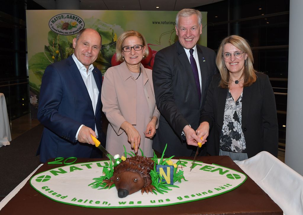 (v.l.n.r.): Nationalratspräsident Wolfgang Sobotka, Landeshauptfrau Johanna Mikl-Leitner, Landesrat Martin Eichtinger und Landesrätin Ulrike Königsberger-Ludwig beim Anschneiden der Torte (Bildquelle: NLK / Johann Pfeiffer)