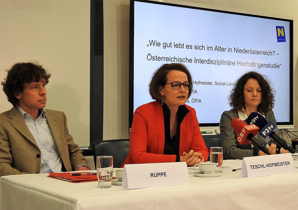 (v.l.n.r.): Georg Ruppe (Geschäftsführer ÖPIA), Sozial-Landesrätin Christiane Teschl-Hofmeister und Sophie Psihoda (ÖPIA) bei der Pressekonferenz in St. Pölten. (Bildquelle: Thomas Resch)