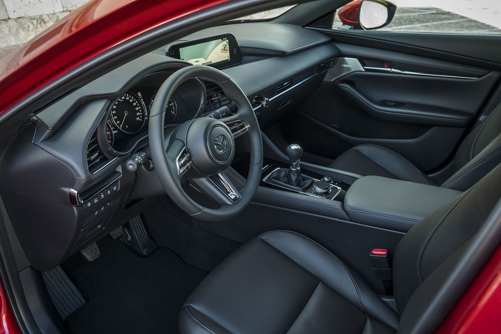 Das Innenraumdesign des neuen Mazda3 ist auf eine einfache und intuitive Bedienung ausgerichtet <small> (Bildquelle: Mazda) </small>