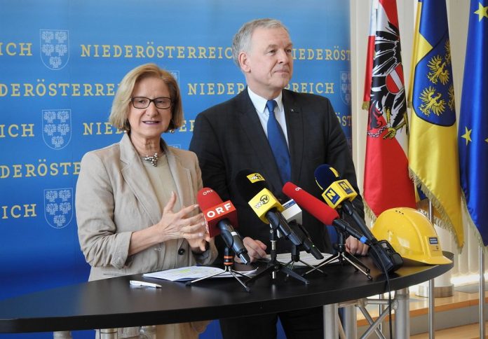 Landeshauptfrau Johanna Mikl-Leitner und Landesrat Martin Eichtinger bei der Pressekonferenz zur neuen