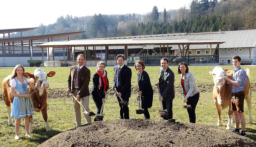 (v.l.n.r.): Bürgermeister Günter Schaubach, Direktorin Rosina Neuhold (LFS Sooß), Präsident Johannes Schmuckenschlager (Landwirtschaftskammer NÖ), Bildungs-Landesrätin Christiane Teschl-Hofmeister, Direktor Josef Sieder (LFS Pyhra) und LAbg. Doris Schmidl mit SchülerInnen beim symbolischen Spartenstich in der Landwirtschaftlichen Fachschule Pyhra <small> (Bildquelle: Thomas Resch)</small>