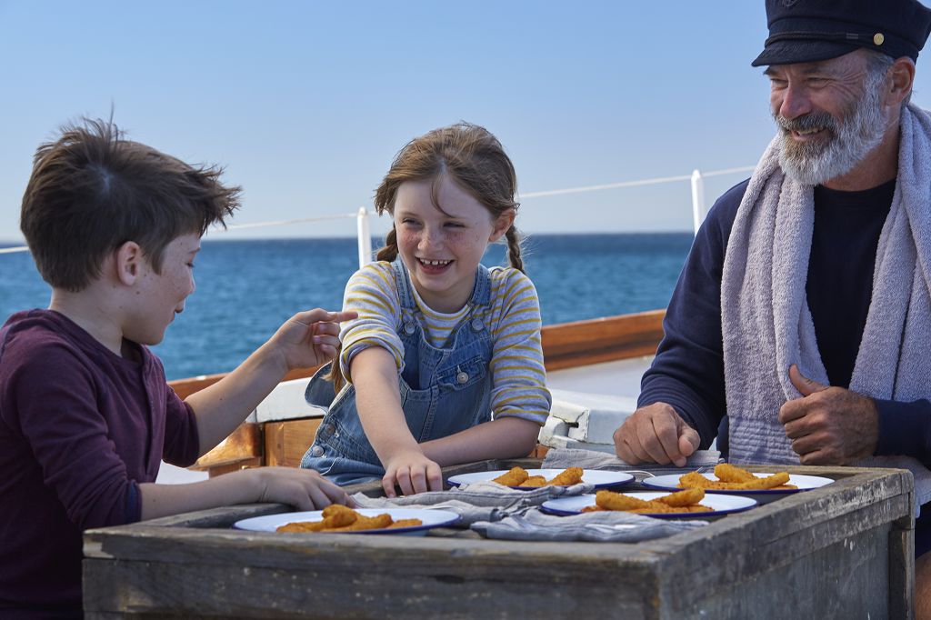 Das Lieblingstiefkühlgericht der Österreicher ist laut einer Studie das iglo Fischstäbchen - Im Bild: Käpt'n Iglo mit Kindern (Bildquelle: iglo)
