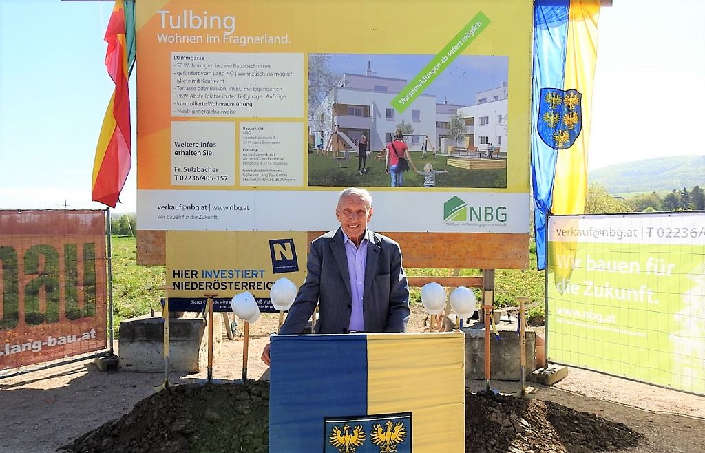NBG-Vorstandsdirektor Walter Mayr bei der Begrüßung der Festgäste zur Spatenstichfeier in Tulbing (Bildquelle: Thomas Resch)
