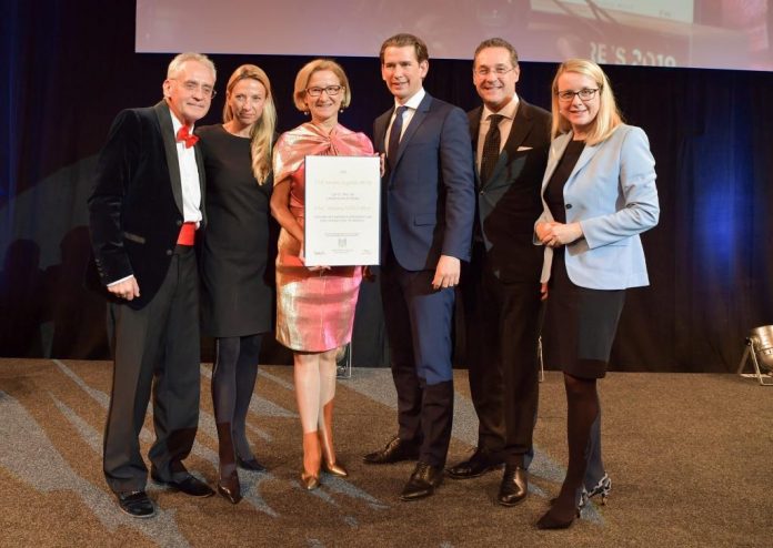FM Incomingpreis 2019 für Landeshauptfrau Johanna Mikl-Leitner (v.l.n.r.): Christian W. Mucha, Bundesministerin Juliane Bogner-Strauss, Landeshauptfrau Johanna Mikl-Leitner, Bundeskanzler Sebastian Kurz, Vizekanzler Heinz-Christian Strache und Bundesministerin Margarete Schramböck im Palais Ferstel in Wien (Bildquelle: NLK Pfeiffer)