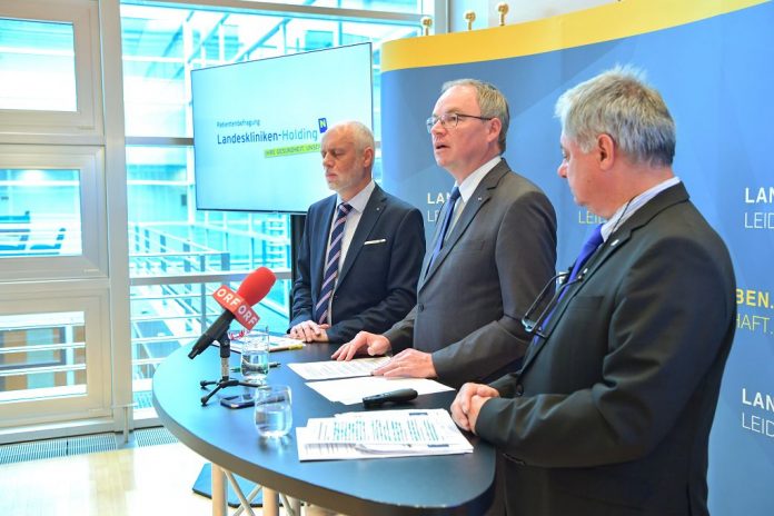 (v.l.n.r.): Patientenanwalt Dr. Gerald Bachinger, LH-Stellvertreter Dr. Stephan Pernkopf und der Medizinische Geschäftsführer der NÖ Landeskliniken-Holding Dr. Markus Klamminger bei der Pressekonferenz zu den Ergebnissen der Patientenbefragung 2018 (Bildquelle: NLK / Johann Pfeiffer) Bestnoten für NÖ Landeskliniken