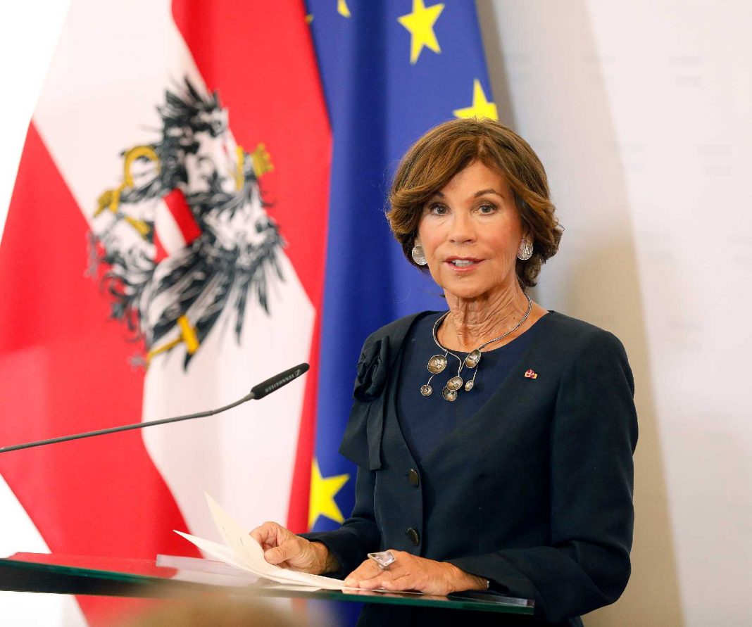 Österreichs erste Kanzlerin samt Regierung im Amt