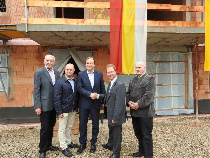 Gleichenfeier in Herzogenburg: (v.l.n.r.): NBG-Direktor Walter Mayr, Wirtschafts-Stadtrat Ing. Erich Hauptmann, LAbg. Martin Michalitsch, Bürgermeister Mag. Christoph Artner und Stadtrat Wolfgang Schatzl (Bildquelle: Thomas Resch) Herzogenburg: Dachgleiche für 22 Wohnungen