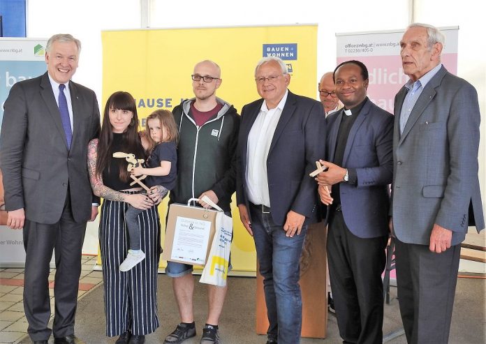 Schlüsselübergabe der NBG in Böheimkirchen (v.l.n.r.): Landesrat Martin Eichtinger, Mieterfamilie Stephanie Gansch mit Tochter Amelie Marie und Martin Nussbaumer, Bürgermeister Johann Hell, Moderator Kingsley C. Uzor und NBG - Direktor Walter Mayr (Bildquelle: Thomas Resch) Böheimkirchen: Schlüsselübergabe der NBG für 28 Wohnungen und acht Reihenhäuser
