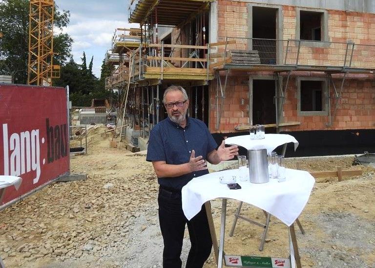 Bürgermeister Franz Engelmaier freut sich über die neuen Wohnungen in seiner Gemeinde