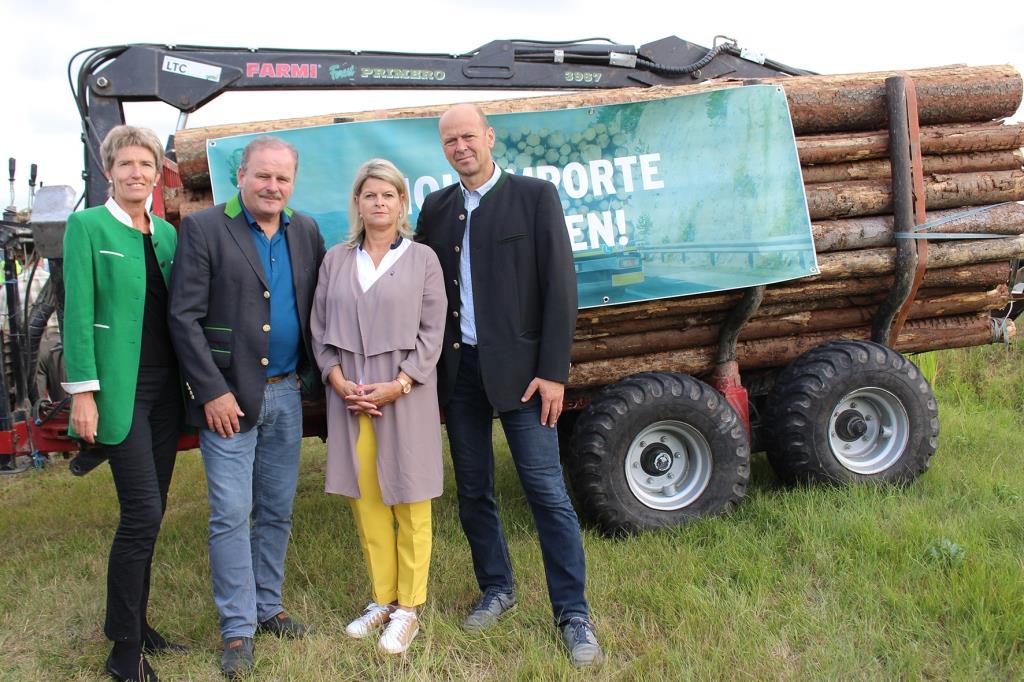 (v.l.n.r.): NAbg. Martina Diesner-Wais, Bezirksobmann BR Eduard Köck, Direktorin LAbg. Klaudia Tanner und Waldverbands-Obmann LKR Franz Fischer.