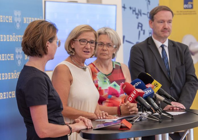 (v.l.n.r.): Eva Maria Binder (Erber AG), Landeshauptfrau Johanna Mikl-Leitner, Landesrätin Petra Bohuslav und Wirtschaftsforscher Christian Helmenstein informierten über das niederösterreichische Technopolprogramm (Bildquelle: NLK / Filzwieser) NÖ Technopole sind Motoren für Wissenschaft, Wirtschaft und Beschäftigung