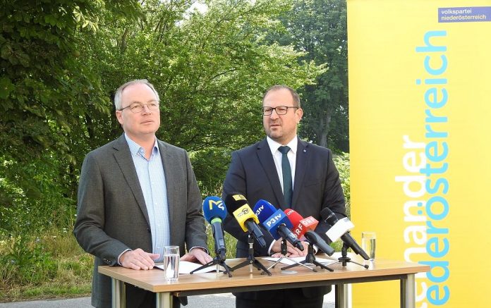Taten setzen mit dem Klima- und Umweltschutzmanifest - LH-Stellvertreter Stephan Pernkopf links und Landesgeschäftsführer Bernhard Ebner Taten setzen mit dem Klima- und Umweltschutzmanifest