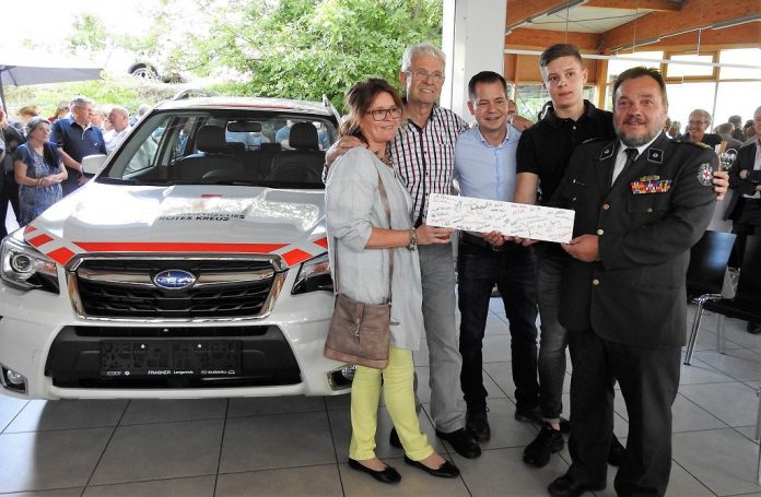 (v.l.n.r.): Ulli und Walter Grohmann, Christian Dielacher, Paul Grohmann und Bezirksstellenleiter Hans Ebner mit dem neuen Subaru Forester (Bildquelle: Thomas Resch) Autohaus feiert 100-jähriges Jubiläum und spendet Rot-Kreuz-Auto