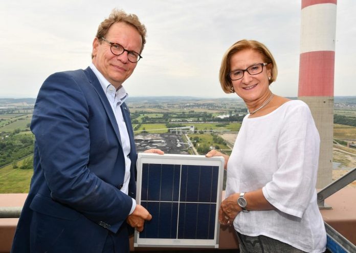Landeshauptfrau Johanna Mikl-Leitner und EVN-Vorstandssprecher Stefan Szyszkowitz, Kohlekraftwerk Dürnrohr wird mit Investitionen von rund 20 Millionen Euro, darunter in eine Photovoltaikanlage für rund 6.000 Haushalte, weiterentwickelt (Bildquelle: NLK Burchhart) Letztes Kohlefeuer im Kraftwerk Dürnrohr