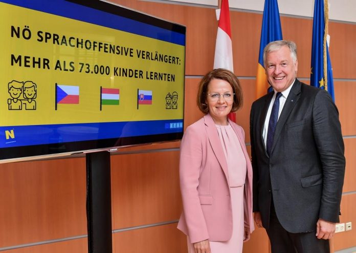 (v.l.n.r.): Landesrätin Christiane Teschl-Hofmeister und Landesrat Martin Eichtinger präsentieren die Verlängerung der internationalen Sprachoffensive (Bildquelle: NLK / Burchhart) (v.l.n.r.): Landesrätin Christiane Teschl-Hofmeister und Landesrat Martin Eichtinger präsentieren die Verlängerung der internationalen Sprachoffensive