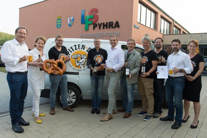 Bildungs-Landesrätin Christiane Teschl-Hofmeister mit VertreterInnen der Landwirtschaftlichen Fachschule Pyhra, der St. Pöltner Bierbraugenossenschaft und Ehrengästen bei der Präsentation der Kooperation an der LFS Pyhra (Bildquelle: Büro LR Teschl-Hofmeister) Bildungs-Landesrätin Christiane Teschl-Hofmeister mit VertreterInnen der Landwirtschaftlichen Fachschule Pyhra, der St. Pöltner Bierbraugenossenschaft und Ehrengästen bei der Präsentation der Kooperation an der LFS Pyhra
