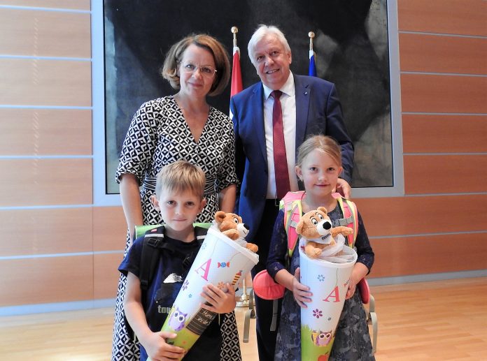 (v.l.n.r.): Bildungs-Landesrätin Christiane Teschl-Hofmeister und Bildungsdirektor Johann Heuras freuen sich mit den 17.629 Taferlklasslern, darunter auch Dorian und Rosa, über den Beginn des neuen Schuljahres 2019/20 (Bildquelle: Thomas Resch) Niederösterreich startet in ein neues Schul- und Kindergartenjahr