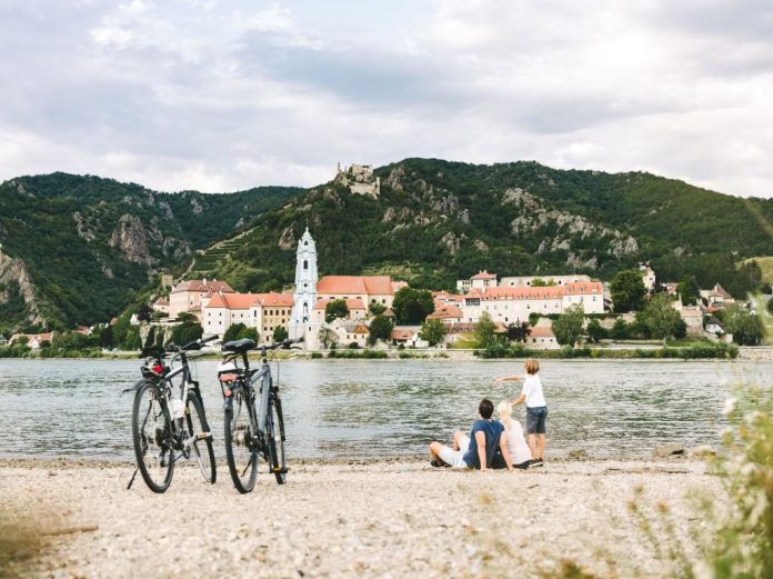 Donauradweg / Blick auf Dürnstein (Bildquelle: Niederösterreich Werbung / Stefan Fuertbauer (www.stefanfuertbauer.com)) Donauradweg / Blick auf Dürnstein