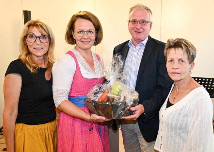 (v.l.n.r.): Direktorin Gabriela Galeta, Sozial-Landesrätin Christiane Teschl-Hofmeister, Gruppen- und Abteilungsleiter Otto Huber vom Amt der NÖ Landesregierung und Waltraud Eder, Leiterin des Bereichs Pflege und Betreuung im PBZ Hainfeld freuen sich über Dachgleiche für dritten und letzten Bauabschnitts des Zu- und Umbaus des NÖ PBZ Hainfeld (Bildquelle: NLK Burchhart) (v.l.n.r.): Direktorin Gabriela Galeta, Sozial-Landesrätin Christiane Teschl-Hofmeister, Gruppen- und Abteilungsleiter Otto Huber vom Amt der NÖ Landesregierung und Waltraud Eder, Leiterin des Bereichs Pflege und Betreuung im PBZ Hainfeld freuen sich über Dachgleiche für dritten und letzten Bauabschnitts des Zu- und Umbaus des NÖ PBZ Hainfeld