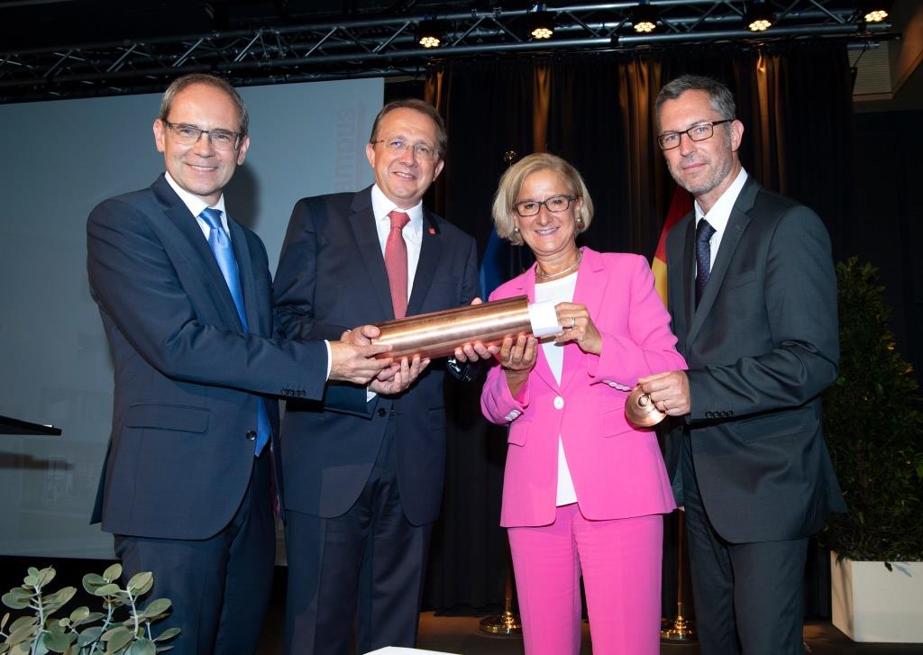 Grundsteinlegung zum Ausbau des Campus der Fachhochschule St. Pölten. (v.l.n.r.): Gernot Kohl, Geschäftsführer der FH, Bürgermeister Matthias Stadler, Landeshauptfrau Johanna Mikl-Leitner und Elmar Pichl, Sektionschef im BMBWF, mit der Zeitkapsel