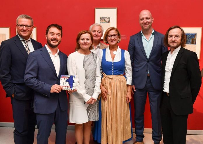 (v.l.n.r.): Hermann Dikowitsch, Abteilungsleiter Kunst und Kultur, Geschäftsführer Matthias Pacher, Standortmanagerin Marion Koller, Gerhard Tretzmüller, Abteilungsleiter Gebäudeverwaltung, Landeshauptfrau Johanna Mikl-Leitner, Thomas Röske, Leiter der „Sammlung Prinzhorn“ am Universitätsklinikum Heidelberg, sowie Kurator Johann Feilacher (Bildquelle: NLK Burchhart) (v.l.n.r.): Hermann Dikowitsch, Abteilungsleiter Kunst und Kultur, Geschäftsführer Matthias Pacher, Standortmanagerin Marion Koller, Gerhard Tretzmüller, Abteilungsleiter Gebäudeverwaltung, Landeshauptfrau Johanna Mikl-Leitner, Thomas Röske, Leiter der „Sammlung Prinzhorn“ am Universitätsklinikum Heidelberg, sowie Kurator Johann Feilacher