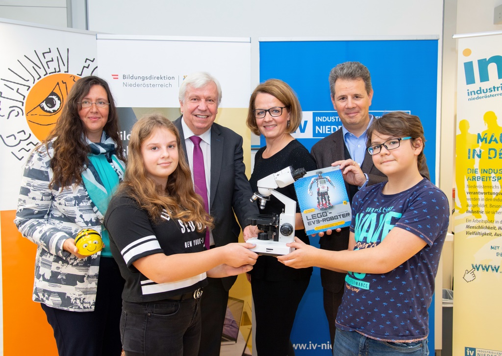 (v.l.n.r.): Erika Frühwald (Leiterin der ARGE Naturwissenschaften NÖ), Johann Heuras (Bildungsdirektor), Christiane Teschl-Hofmeister (Bildungs-Landesrätin), Thomas Salzer (Präsident der Industriellenvereinigung Niederösterreich) mit SchülerInnen der NMS Dr. Theodor Körner St. Pölten