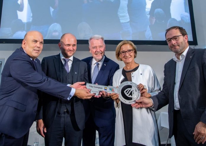 Neue Ära für Stadt und Fachhochschule - mit dem City Campus wurde ein neues Prunkstück im Herzen der Stadt errichtet. (v.l.n.r.): die Geschäftsführer Armin Mahr und Peter Erlacher, Bürgermeister Klaus Schneeberger, Landeshauptfrau Johanna Mikl-Leitner und Geschäftsführer Helmut Pfeffer (Bildquelle: NLK Filzwieser) Neue Ära für Stadt und Fachhochschule - mit dem City Campus wurde ein neues Prunkstück im Herzen der Stadt errichtet. (v.l.n.r.): die Geschäftsführer Armin Mahr und Peter Erlacher, Bürgermeister Klaus Schneeberger, Landeshauptfrau Johanna Mikl-Leitner und Geschäftsführer Helmut Pfeffer