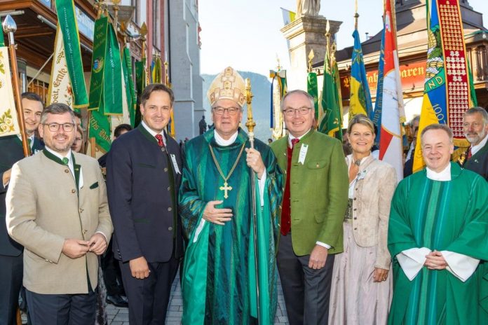 (v.l.n.r.): Vor dem Einzug in die Basilika Mariazell: Landesrat Ludwig Schleritzko, LK-NÖ-Präsident Johannes Schmuckenschlager, Zelebrant Bischof Alois Schwarz, Nö. Bauernbundobmann LH-Stellvertreter Stephan Pernkopf, Nö. Bauernbunddirektorin LAbg. Klaudia Tanner sowie der Superior von Mariazell, Michael Staberl (Bildquelle: NÖ Bauernbund / Theo Kust) (v.l.n.r.): Vor dem Einzug in die Basilika Mariazell: Landesrat Ludwig Schleritzko, LK-NÖ-Präsident Johannes Schmuckenschlager, Zelebrant Bischof Alois Schwarz, Nö. Bauernbundobmann LH-Stellvertreter Stephan Pernkopf, Nö. Bauernbunddirektorin LAbg. Klaudia Tanner sowie der Superior von Mariazell, Michael Staberl