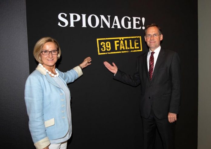 Landeshauptfrau Johanna Mikl-Leitner und Christian Rapp, wissenschaftlicher Leiter des Hauses der Geschichte, bei der Eröffnung der neuen Sonderausstellung „Spionage! 39 Fälle“ im Haus der Geschichte im Museum Niederösterreich in St. Pölten (Bildquelle: NLK Pfeiffer) Landeshauptfrau Johanna Mikl-Leitner und Christian Rapp, wissenschaftlicher Leiter des Hauses der Geschichte, bei der Eröffnung der neuen Sonderausstellung „Spionage! 39 Fälle“ im Haus der Geschichte im Museum Niederösterreich in St. Pölten