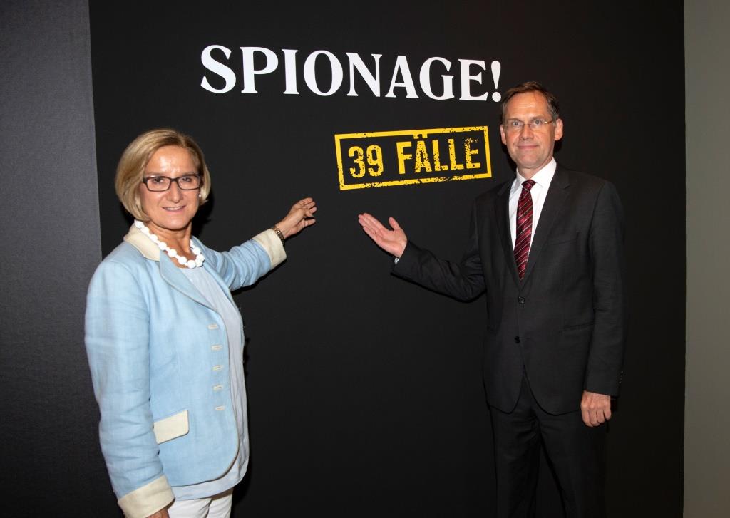 Landeshauptfrau Johanna Mikl-Leitner und Christian Rapp, wissenschaftlicher Leiter des Hauses der Geschichte, bei der Eröffnung der neuen Sonderausstellung „Spionage! 39 Fälle“ im Haus der Geschichte im Museum Niederösterreich in St. Pölten