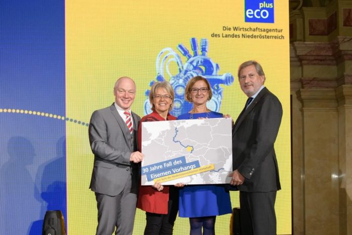 (v.l.n.r.): ecoplus Geschäftsführer Helmut Miernicki, Wirtschaftslandesrätin Petra Bohuslav, Landeshauptfrau Johanna Mikl-Leitner, EU-Kommissar Johannes Hahn (Bildquelle: Martin Hörmandinger) (v.l.n.r.): ecoplus Geschäftsführer Helmut Miernicki, Wirtschaftslandesrätin Petra Bohuslav, Landeshauptfrau Johanna Mikl-Leitner, EU-Kommissar Johannes Hahn