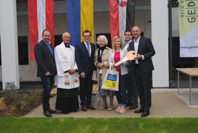 (v.l.n.r.): Ing. Johann Vonwald, Pfarrer Mag. Franz Kraus, Bürgermeister Hans-Jürgen Resel, Gertrude Temper, Mieterin Carina Zöchinger, DDI Peter Forthuber und Zweiter Präsident des NÖ Landtages Mag. Gerhard Karner (Bildquelle: Georg Hackl) GEDESAG übergibt Wohnhausanlage in St. Leonhard
