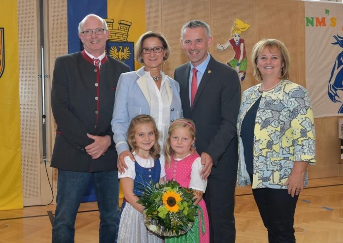 (v.l.n.r.): Karl Mayer, Direktor der NMS Mank, Landeshauptfrau Johanna Mikl-Leitner, Bürgermeister Martin Leonhardsberger und Klaudia Zuser, Direktorin der Volksschule Mank, mit zwei Schülerinnen (Bildquelle: NLK Pfeiffer) (v.l.n.r.): Karl Mayer, Direktor der NMS Mank, Landeshauptfrau Johanna Mikl-Leitner, Bürgermeister Martin Leonhardsberger und Klaudia Zuser, Direktorin der Volksschule Mank, mit zwei Schülerinnen