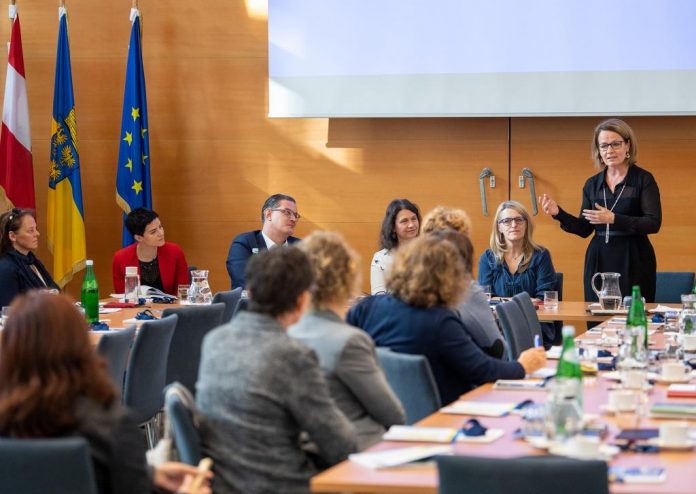 Sozial-Landesrätin Christiane Teschl-Hofmeister berichtete zum Auftakt der Veranstaltung zu relevanten Themen des Pflege- und Gesundheitsbereichs in Österreich (Bildquelle: NLK Filzwieser) Sozial-Landesrätin Christiane Teschl-Hofmeister berichtete zum Auftakt der Veranstaltung zu relevanten Themen des Pflege- und Gesundheitsbereichs in Österreich