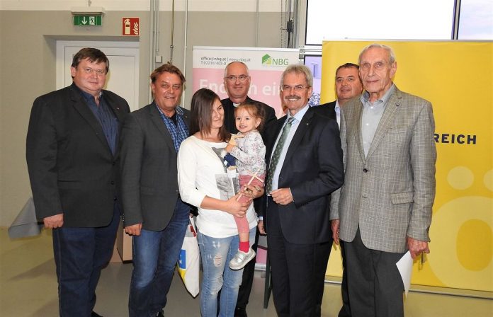 (v.l.n.r.): Vizebürgermeister Rudolf Ackerl, Bürgermeister Gerhard David, Mieterin Desire Strack mit Tochter Emelie, Pfarrer Mag. Albin Scheuch, NÖ Landtagspräsident Karl Wilfing, Ing. Norbert Schandl (NBG) und NBG - Direktor Walter Mayr bei der feierlichen Schlüsselübergabe in Mannersdorf (Bildquelle: Thomas Resch)