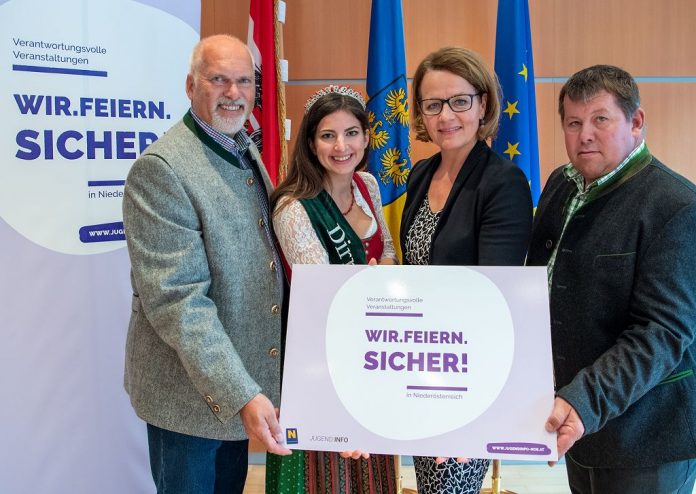 (v.l.n.r.): Bürgermeister Kurt Wittmann (Obmann der Regionalplanungsgemeinschaft Pielachtal), Dirndlprinzessin Veronika Harm, Jugend-Landesrätin Christiane Teschl-Hofmeister, Bürgermeister Arthur Rasch (Hofstetten-Grünau) (Bildquelle: NLK / Filzwieser) Jugendschutz: Neues Gütesiegel präsentiert