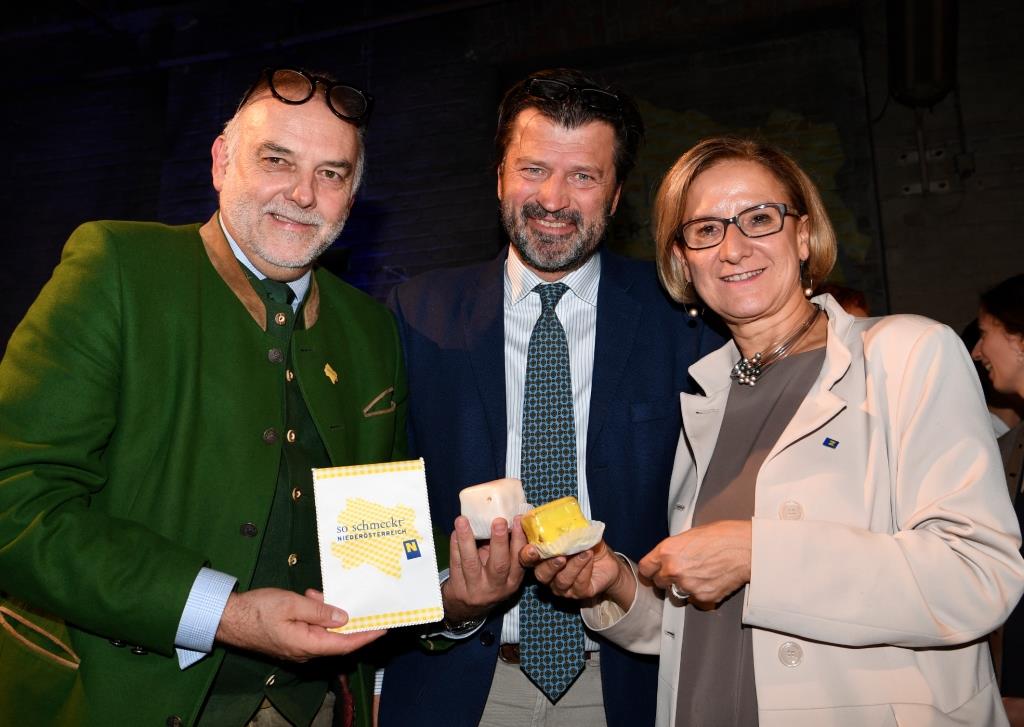 Landeshauptfrau Johanna Mikl-Leitner und der Geschäftsführer der Energie- und Umweltagentur Christian Milota (links) mit Keynote-Speaker Martin Rohla