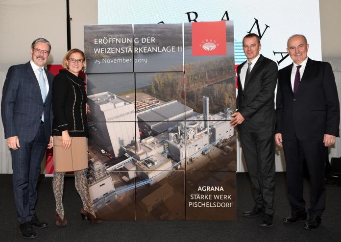 Der Frucht-, Stärke- und Zuckerkonzern Agrana hat am Standort Pischelsdorf im Tullnerfeld seine zweite Weizenstärkeanlage offiziell eröffnet. (v.l.n.r.): Agrana Aufsichtsratspräsident Erwin Hameseder, Landeshauptfrau Johanna Mikl-Leitner, Agrana Aufsichtsrat Ernst Karpfinger und Agrana CEO Johann Marihart (Bildquelle: NLK Reinberger) Der Frucht-, Stärke- und Zuckerkonzern Agrana hat am Standort Pischelsdorf im Tullnerfeld seine zweite Weizenstärkeanlage offiziell eröffnet. (v.l.n.r.): Agrana Aufsichtsratspräsident Erwin Hameseder, Landeshauptfrau Johanna Mikl-Leitner, Agrana Aufsichtsrat Ernst Karpfinger und Agrana CEO Johann Marihart
