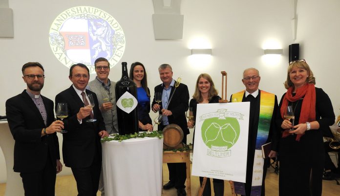 (v.l.n.r.): Superintendent Mag. Lars Müller-Marienburg, Bürgermeister Mag. Matthias Stadler, Christoph, Julie, Harald und Daniela Hoch, Weindechant Mag. Wolfgang Payrich und Andrea Hoch bei der Weinsegnung in St. Pölten (Bildquelle: Thomas Resch) (v.l.n.r.): Superintendent Mag. Lars Müller-Marienburg, Bürgermeister Mag. Matthias Stadler, Christoph, Julie, Harald und Daniela Hoch, Weindechant Mag. Wolfgang Payrich und Andrea Hoch bei der Weinsegnung in St. Pölten