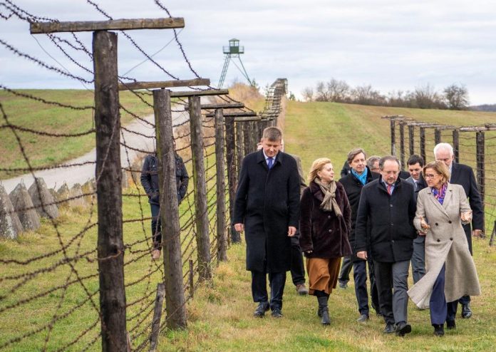 Außenminister Alexander Schallenberg und Landeshauptfrau Johanna Mikl-Leitner sowie weitere Teilnehmerinnen und Teilnehmer der Gedenkveranstaltung besichtigen die Reste des einstigen Eisernen Vorhangs bei Cizov (Bildquelle: NLK Filzwieser) Außenminister Alexander Schallenberg und Landeshauptfrau Johanna Mikl-Leitner sowie weitere Teilnehmerinnen und Teilnehmer der Gedenkveranstaltung besichtigen die Reste des einstigen Eisernen Vorhangs bei Cizov