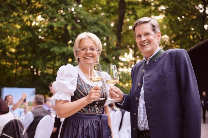 Tourismuslandesrätin Petra Bohuslav und Christoph Madl, Geschäftsführer der Niederösterreich-Werbung (Bildquelle: Niederösterreich-Werbung / Julia Schärdel) Tourismuslandesrätin Petra Bohuslav und Christoph Madl, Geschäftsführer der Niederösterreich-Werbung