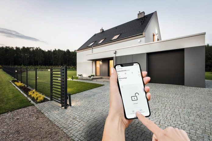 Die Gira Smart Home App ermöglicht die mobile Kontrolle des Gira Sicherheitssystems Alarm Connect – zu Hause und unterwegs (Bildquelle: Gira) Die Gira Smart Home App ermöglicht die mobile Kontrolle des Gira Sicherheitssystems Alarm Connect – zu Hause und unterwegs
