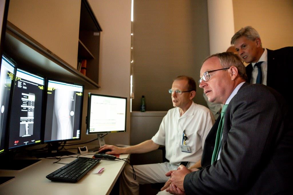 (v.l.n.r.): Prim. Univ.-Doz. Dr. Martin Uffmann, LH-Stellvertreter Dr. Stephan Pernkopf und (hinten) Abgeordneter zum NÖ Landtag Hermann Hauer